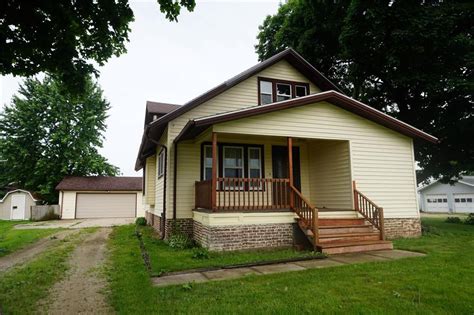 This unit has new flooring throughout. . Houses for rent in iowa